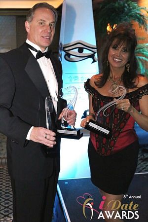 Un autre moment heureux pour Ken Agee et Renee Piane lors de la cérémonie de remise des prix de l'industrie des rencontres idate