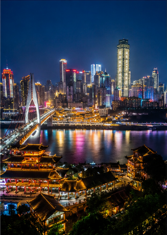 Vue nocturne de Chongqing pendant le voyage pour c&eacute;libataires