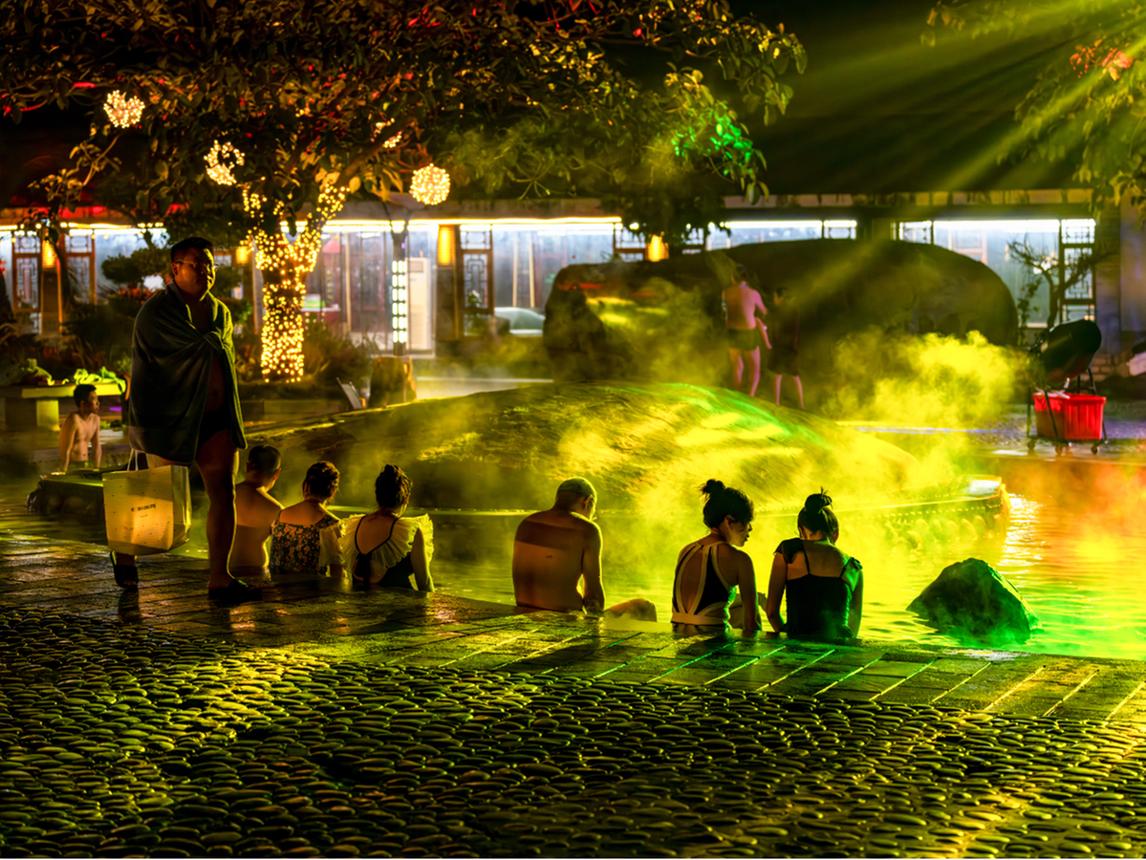 Ambiance chaleureuse en soir&eacute;e et lumi&egrave;res aux sources thermales de Ronghui &agrave; Chongqing