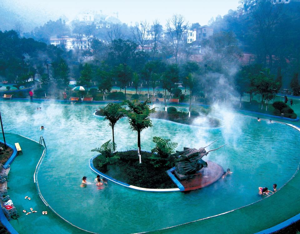 Bassin thermal min&eacute;ral bord&eacute; de pierres aux sources thermales de Ronghui