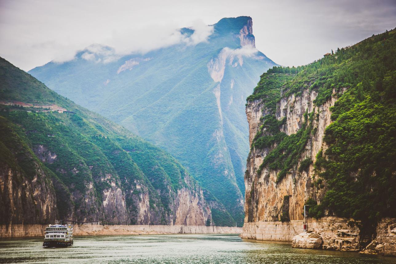 Vue pittoresque du fleuve dans les Trois-Gorges pendant une croisi&egrave;re Victoria sur le Yangts&eacute;
