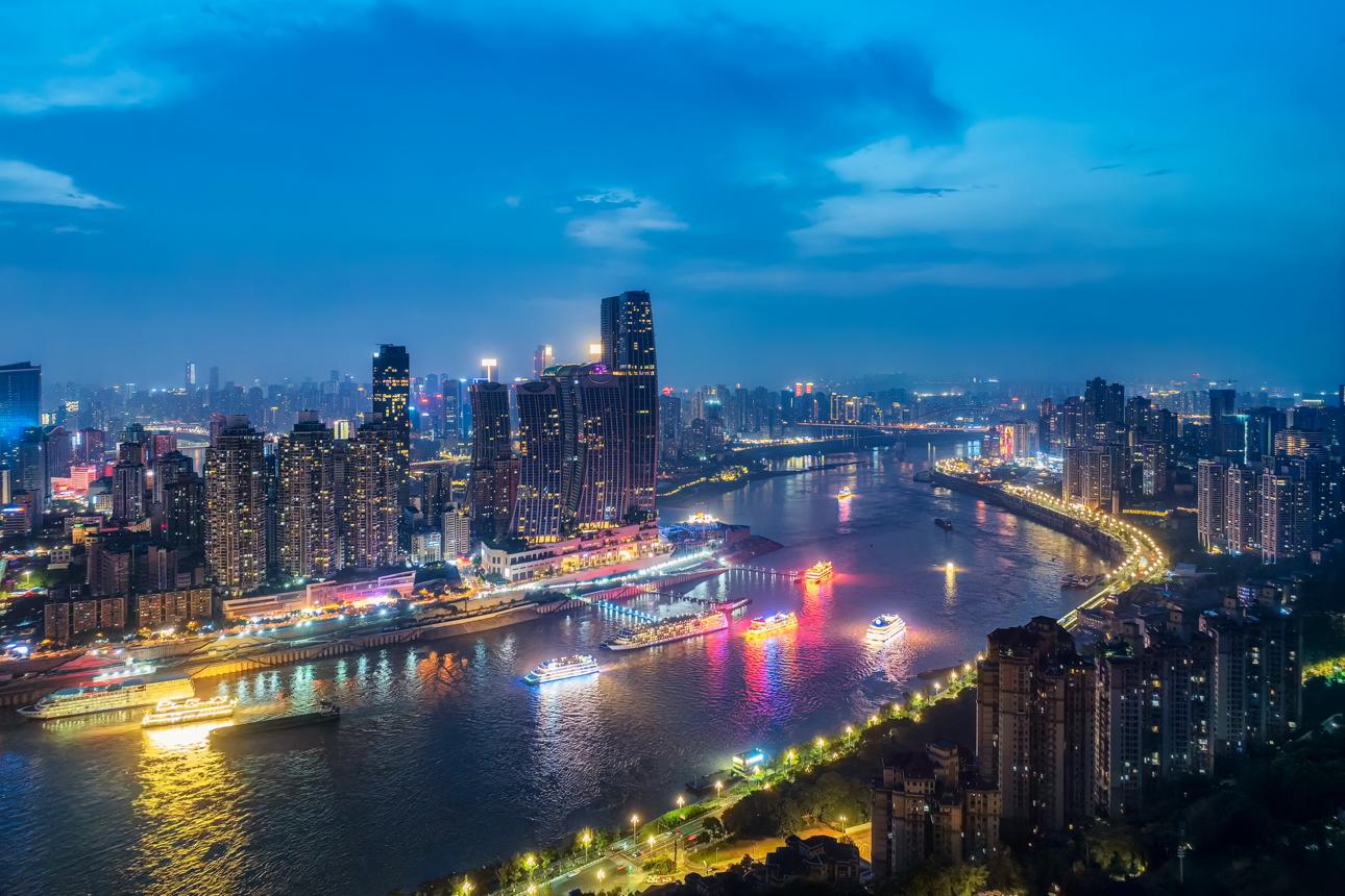 Navire de croisi&egrave;re Victoria sur le Yangts&eacute; au d&eacute;part de Chongqing et traversant les Trois-Gorges