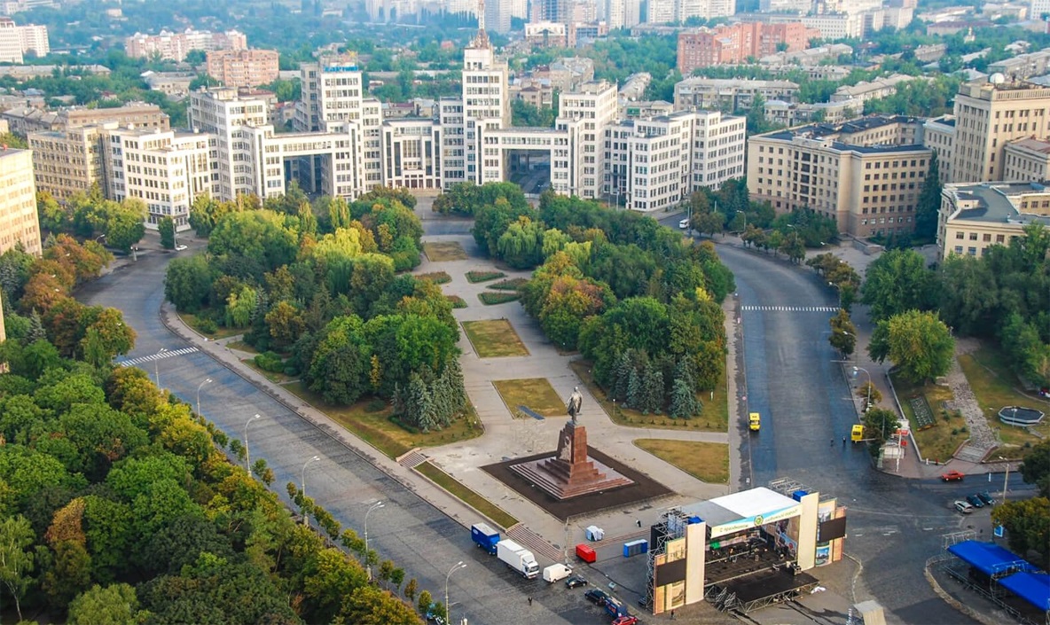 https://fr.loveme.com/tourfr/kharkov/img/Freedom-Square-Kharkiv.jpg