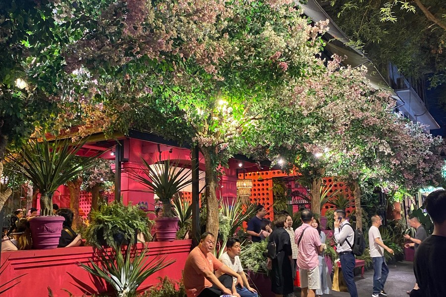 Entr&eacute;e du Nh&agrave; H&agrave;ng Ngon le soir dans le premier arrondissement de H&ocirc; Chi Minh-Ville