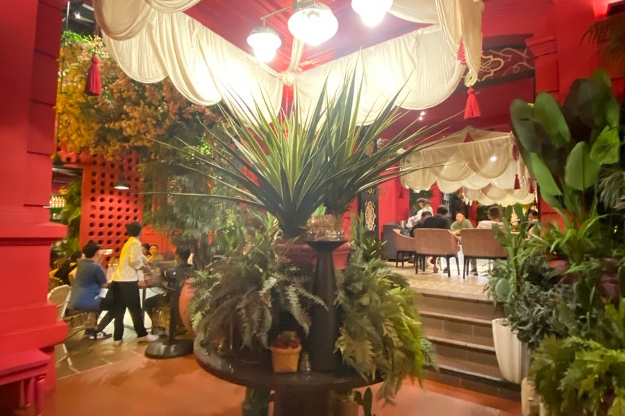 Salle de restaurant &eacute;clair&eacute;e par des lanternes au Nh&agrave; H&agrave;ng Ngon &agrave; H&ocirc; Chi Minh-Ville