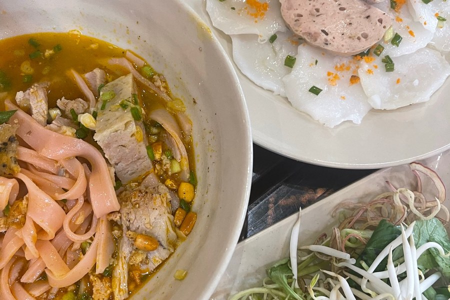 Plats vietnamiens de nouilles au Nh&agrave; H&agrave;ng Ngon &agrave; Sa&iuml;gon