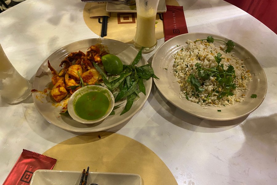 Plats de riz et de fruits de mer au Nh&agrave; H&agrave;ng Ngon de H&ocirc; Chi Minh-Ville