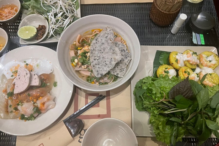 Plats vietnamiens servis pendant le d&icirc;ner de bienvenue au Nh&agrave; H&agrave;ng Ngon