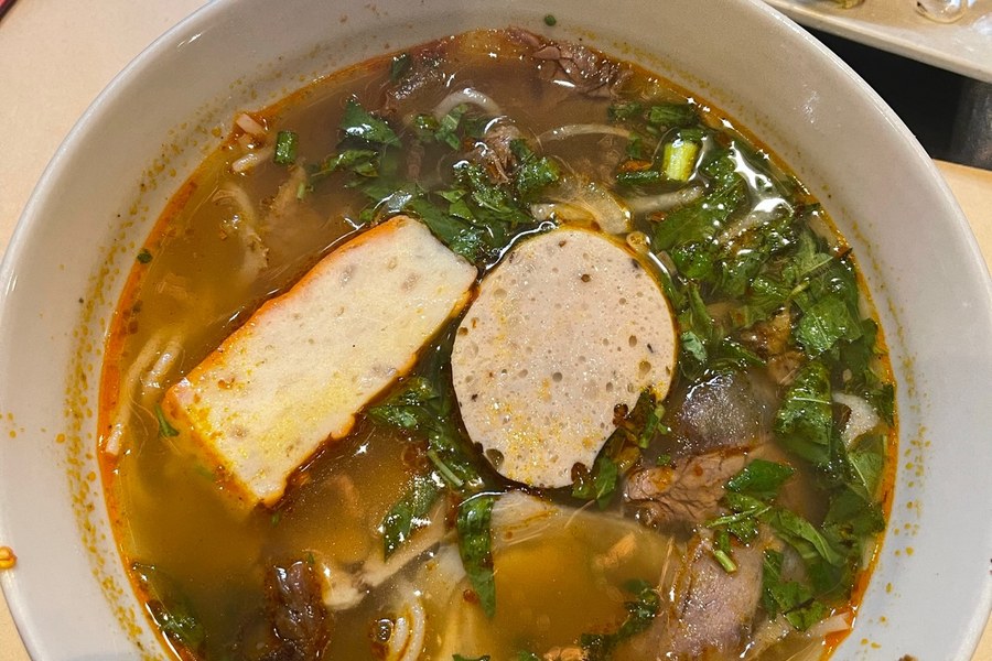 Soupe vietnamienne servie au restaurant Nh&agrave; H&agrave;ng Ngon